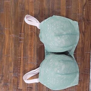 Cacique bra Beautiful light green with pink underneath the lace